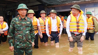 Tổng Bí thư Tô Lâm thăm, tặng quà người dân vùng lũ tại thành phố Huế