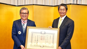 Ông Nguyễn Văn Giàu được trao Huân chương Mặt trời mọc vì đóng góp thúc đẩy quan hệ Việt Nam – Nhật Bản