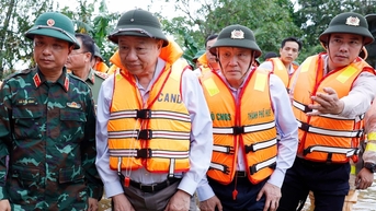 Tổng Bí thư Tô Lâm thăm người dân bị ảnh hưởng do mưa, lũ tại thành phố Huế