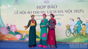 Lan tỏa vẻ đẹp của áo dài Việt