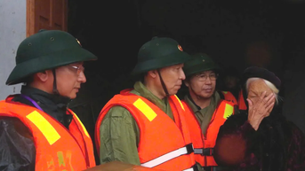 Bộ Chỉ huy Quân sự tỉnh Hà Tĩnh hỗ trợ người dân vùng ngập lụt