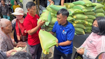 Đoàn xã Ô Lâm tặng 240 phần quà cho người dân, thiếu nhi có hoàn cảnh khó khăn