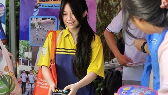 Nữ sinh cười tít mắt, lần đầu tự tay lắp ráp và điều khiển robot