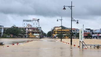 Mực nước trên sông Hương, sông Bồ lên dần xấp xỉ báo động 3