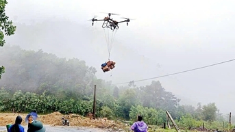 Sử dụng drone vận chuyển hàng cứu trợ vào Trà Tân