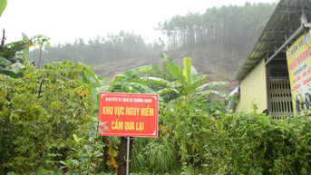 Lực lượng biên phòng Quảng Ngãi giúp dân thu hoạch hoa màu, di dời hộ dân khỏi vùng sạt lở