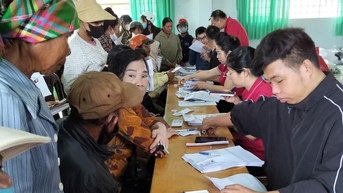 Xã Đắk Phơi: Gần 600 người hưởng trợ cấp xã hội và hưu trí được hỗ trợ mở thẻ ngân hàng miễn phí