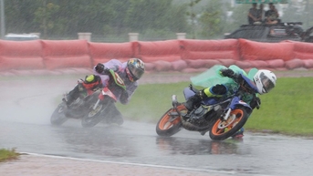 Vĩnh Long: Mưa gió không cản nổi khán giả đến cổ vũ các tay đua tranh tài