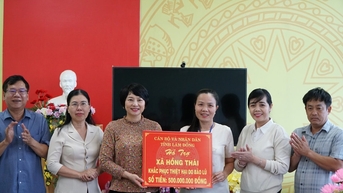 Đồng chí Phạm Thị Phúc, Phó Bí thư Tỉnh ủy, Chủ tịch Ủy ban MTTQ Việt Nam kiểm tra, chỉ đạo khắc phục hậu quả mưa lũ tại các địa phương