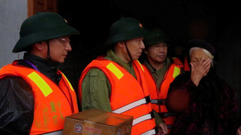 Bộ CHQS tỉnh Hà Tĩnh tiếp lương thực, nước uống cho vùng ngập sâu xã Cẩm Duệ