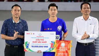 Nguyễn Anh Sơn giành danh hiệu Cầu thủ xuất sắc nhất Giải bóng đá công nhân, viên chức Việt Nam 2025