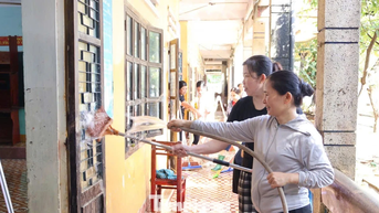 Thầy cô dọn lũ từ tinh mơ chờ đón học trò tới lớp