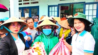 Tặng 150 suất quà cho người dân xã Thượng Đức