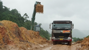 Cao tốc La Sơn - Hòa Liên vẫn chưa thông: Nhiều chỗ sạt lở, nứt mặt đường nguy hiểm