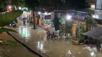 Nước sông Hương tại Huế đang lên nhanh