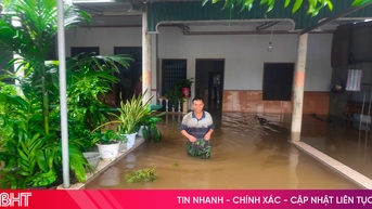 Gần 5.400 hộ dân ở Hà Tĩnh vẫn bị nước lũ chia cắt