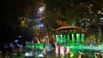 Áo dài Việt toả sáng trong không gian huyền ảo của Văn Miếu - Quốc Tử Giám