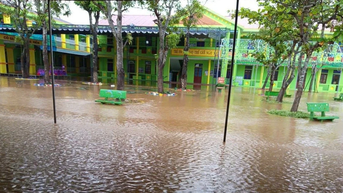 Gần 18.500 học sinh Hà Tĩnh nghỉ học do mưa lũ