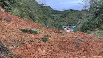 Quảng Ngãi: Sạt lở đèo Lò Xo, giao thông chia cắt