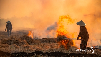 Phụ nữ với khói lửa rơm rạ
