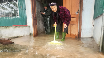 Hà Tĩnh: Hơn 5.300 hộ dân vẫn bị ngập lụt, hàng ngàn học sinh phải nghỉ học