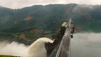 Lũ thượng nguồn giảm, hạ du còn dâng và rút chậm