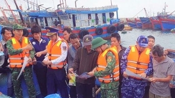 Ngư dân Bạch Long Vĩ ký cam kết không khai thác trái phép, góp sức gỡ 'thẻ vàng'