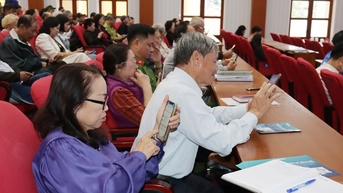 Từ con người và vì con người
