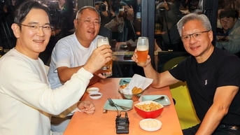 3 tỷ phú ăn gà rán uống bia, trả tiền hoá đơn cho khách, quán ăn "vỡ trận"