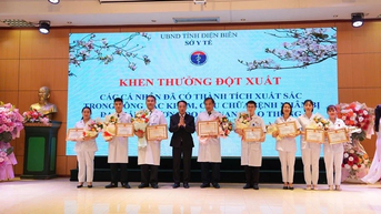Điện Biên trao Bằng khen thành tích đặc biệt xuất sắc tặng hai bác sĩ đã nỗ lực cứu chữa cho người bệnh