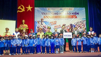 Ban An toàn giao thông tỉnh Nghệ An trao hơn 69.000 mũ bảo hiểm tặng học sinh lớp 1