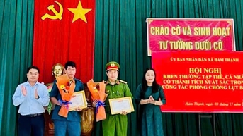 Xã Hàm Thạnh khen thưởng tập thể, cá nhân có thành tích trong công tác phòng chống, khắc phục hậu quả lũ lụt
