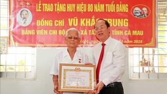 Trao Huy hiệu 80 năm tuổi Đảng cho đảng viên cao niên