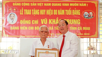 Cà Mau: Trao Huy hiệu 80 năm tuổi Đảng cho đảng viên cao niên