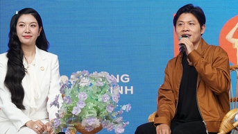 តន្ត្រីករ Nguyen Van Chung៖ 'អ្នក​នឹង​មិន​នៅ​ម្នាក់​ឯង​លើ​បណ្ដាញ​សង្គម​ឡើយ'