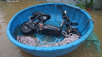 Nước dâng cao chảy xiết, người dân "rốn lũ" Mẹ Suốt lại cuống cuồng sơ tán