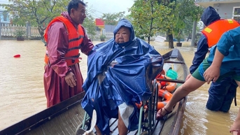 Nước sông dâng vượt xa báo động 3, TP Huế tiếp tục chìm trong biển nước