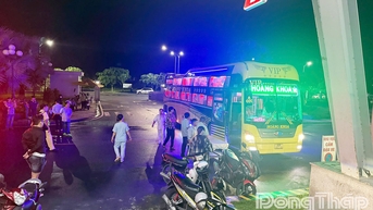 ដោយ​មាន​ជំនួយ​ពី​ប៉ូលិស​ចរាចរណ៍ ស្ត្រី​មាន​ផ្ទៃ​ពោះ​បាន​សម្រាល​កូន​ដោយ​សុវត្ថិភាព​នៅ​លើ​រថយន្ត​ក្រុង។