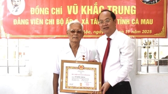 Bí thư Tỉnh ủy Nguyễn Hồ Hải trao huy hiệu 80 năm tuổi Đảng cho đảng viên Vũ Khắc Trung