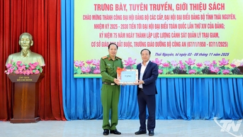 Trưng bày, giới thiệu sách tại Trại giam Phú Sơn 4