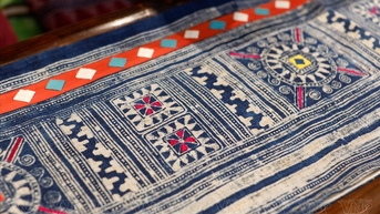 Trải nghiệm vẽ sáp ong, nhuộm chàm ở Tà Xùa