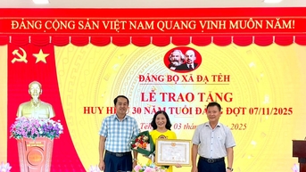 Các địa phương tổ chức trao Huy Hiệu Đảng đợt 7/11