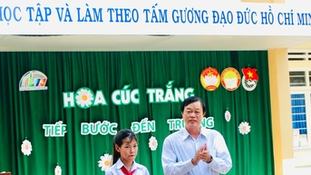 Chương trình “Hoa cúc trắng” - Tiếp bước đến trường” trao học bổng hơn 115 triệu đồng