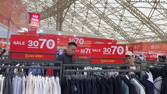 Người dân Thủ đô hào hứng 'săn hàng giảm giá' tại Hội chợ Mùa Thu 2025