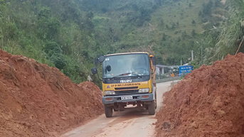 Quảng Ngãi: Đèo Lò Xo thông tuyến sau 5 tiếng khắc phục
