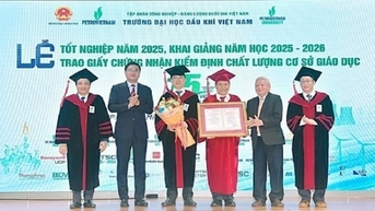 PVU đón nhận Giấy chứng nhận Kiểm định chất lượng giáo dục chu kỳ mới