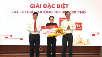 Agribank chi nhánh Trà Vinh trao thưởng ‘Tiết kiệm trao tay - Mừng ngày Quốc khánh’