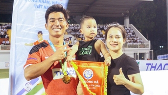 Anh trai đá bóng, vợ 'ngóng' trên sân