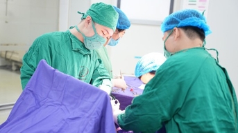 Một phụ nữ hiếm muộn mang trong mình 11 khối u xơ phát triển phức tạp