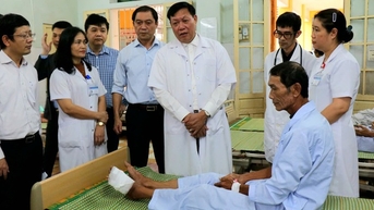 Nhân viên y tế trực nhiều ngày liên tiếp trong điều kiện mưa lũ để duy trì công tác cấp cứu, điều trị cho người dân